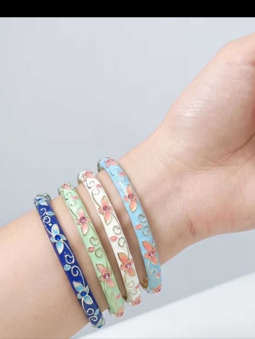 Pattern Floral Bangle - Picture 2 of 2